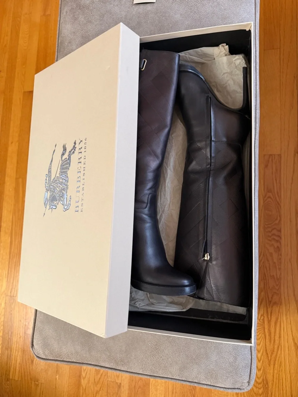 Burberry Black Leather Knee-High Stiletto Boots with Signature Check Texture - Picture 16 of 16